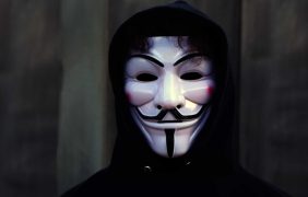 Ein Mann mit einer Guy-Fawkes-Maske