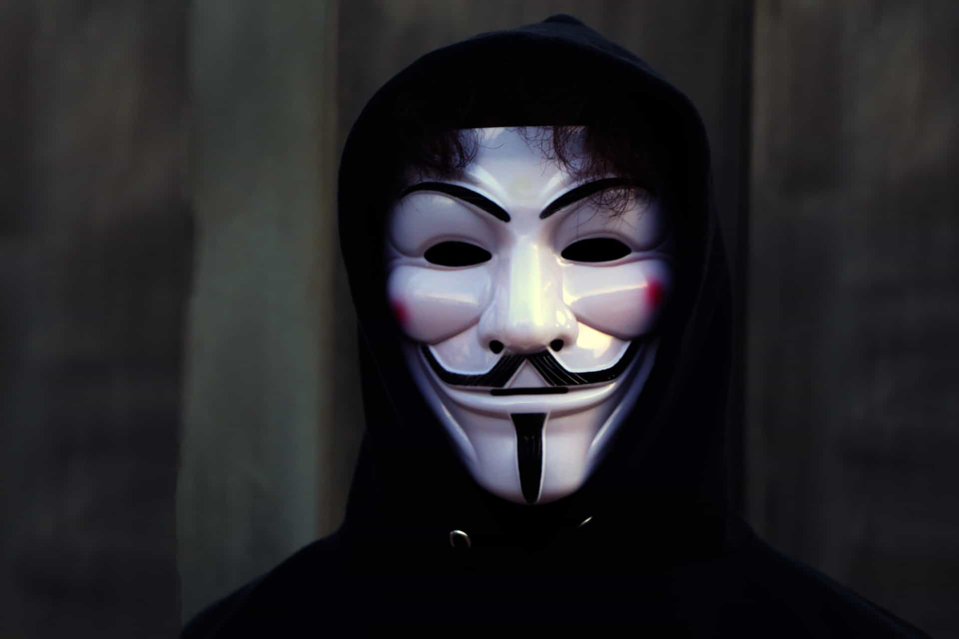 Ein Mann mit einer Guy-Fawkes-Maske