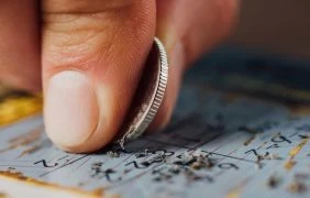 Rubbellos mit Münze Nahaufnahme