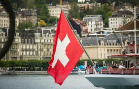 Eine Schweizer Flagge auf einem Schiff vor einem Casino