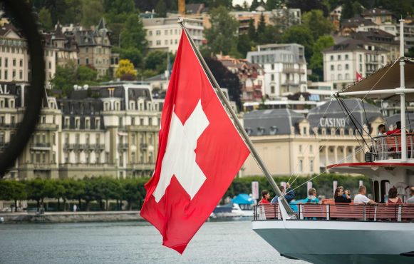 Eine Schweizer Flagge auf einem Schiff vor einem Casino