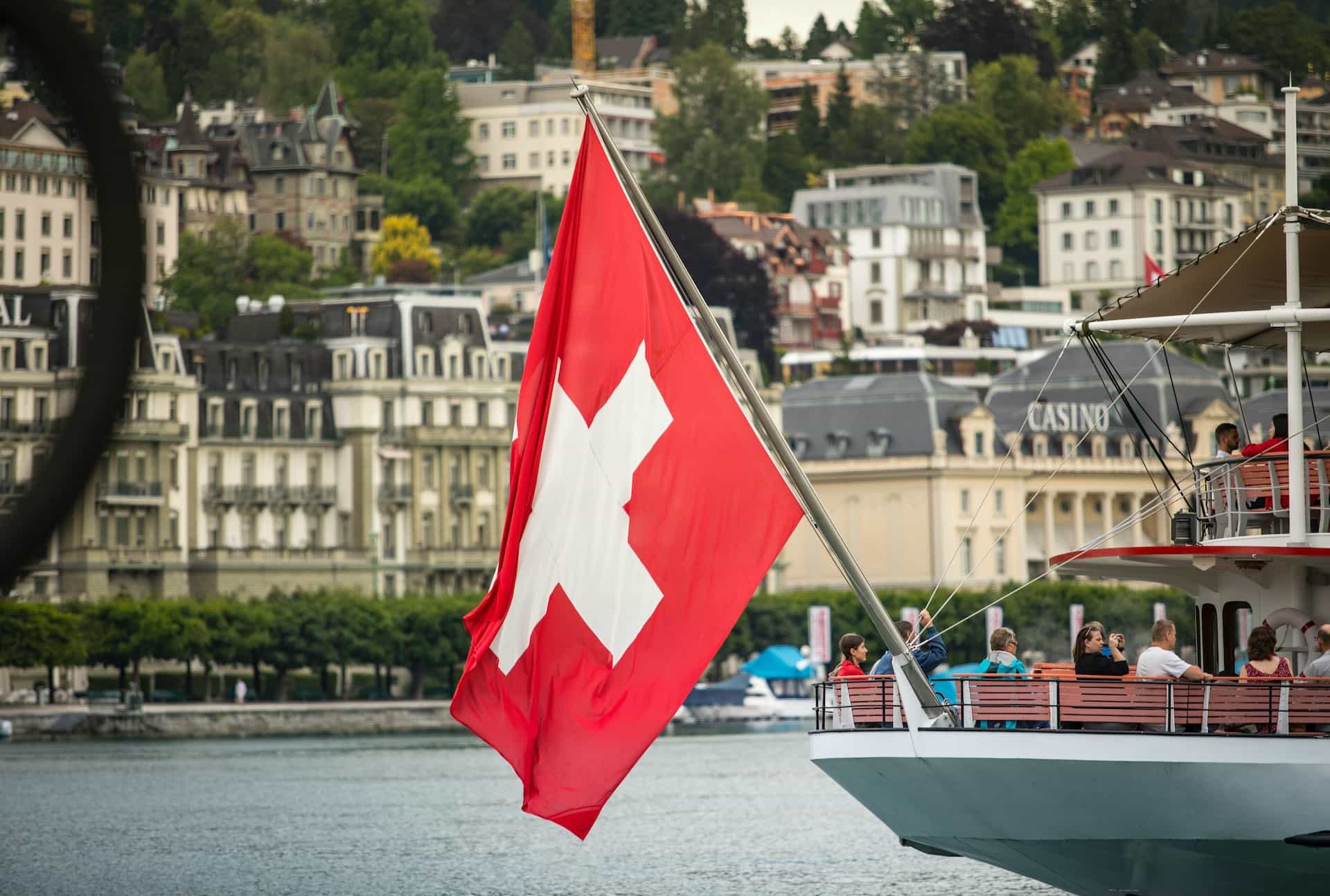 Eine Schweizer Flagge auf einem Schiff vor einem Casino
