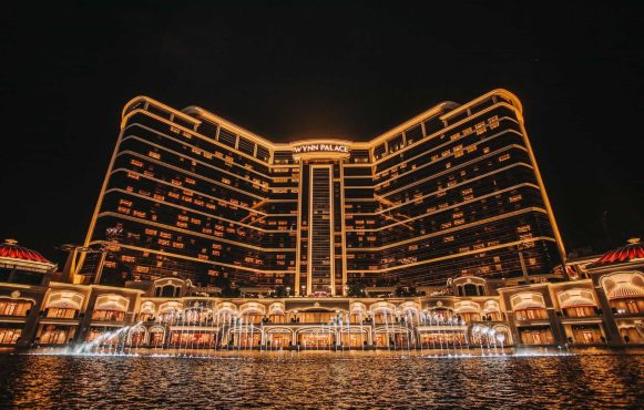 Das Casino Wynn Palace in Macau von unten fotografiert.