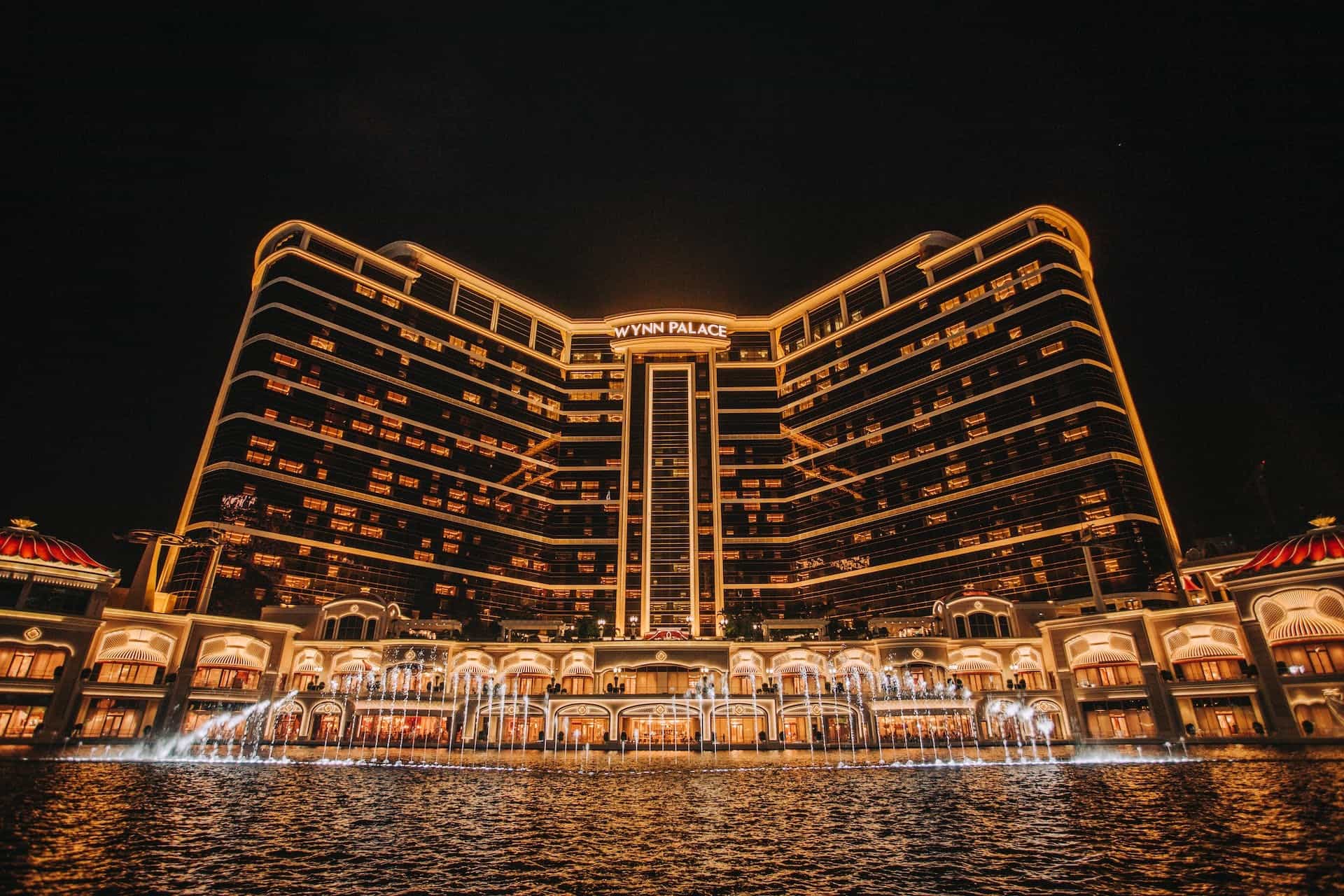Das Casino Wynn Palace in Macau von unten fotografiert.