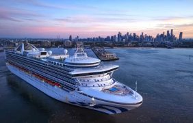 Aufnahme des Schiffes The Grand Princess von Princess Cruises im Hafen von Melbourne.
