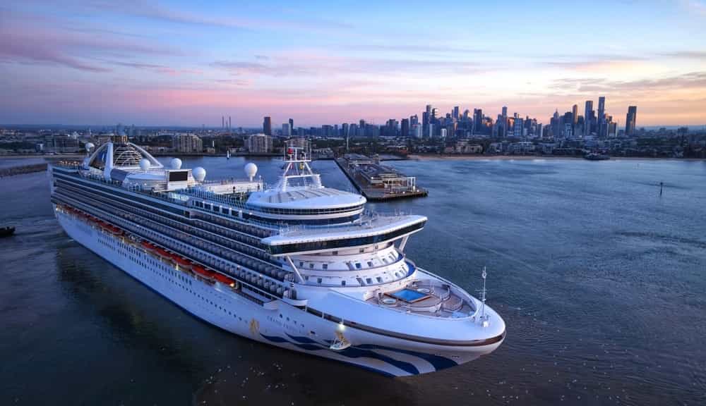 Aufnahme des Schiffes The Grand Princess von Princess Cruises im Hafen von Melbourne.