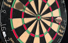 Dartscheibe mit Pfeil im Bullseye