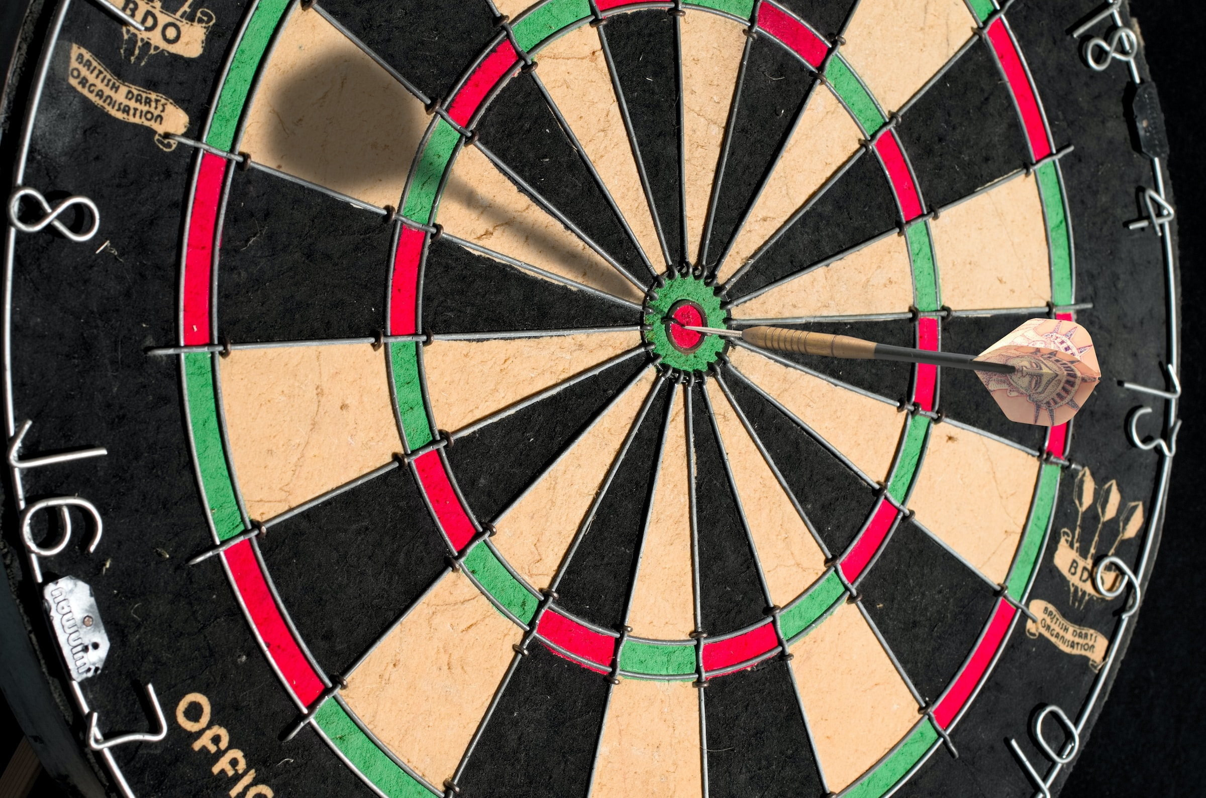 Dartscheibe mit Pfeil im Bullseye