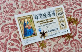 Aufnahme eines Lottoscheins der spanischen Weihnachtslotterie El Gordo.