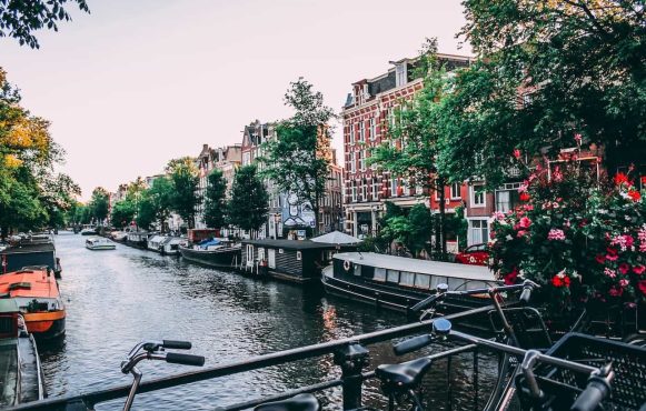 Fahrräder auf einer Brücke in Amsterdam