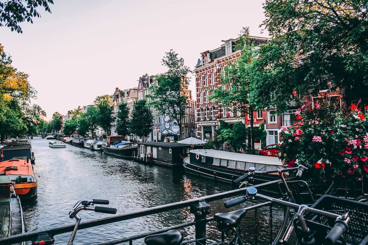 Fahrräder auf einer Brücke in Amsterdam