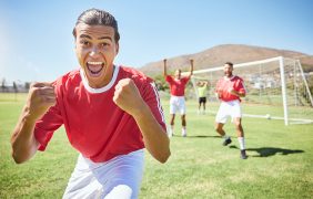 Zwei Amateurfußballer kämpfen um den Ball