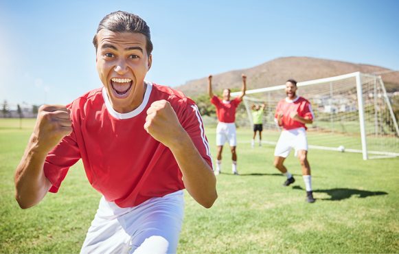 Zwei Amateurfußballer kämpfen um den Ball