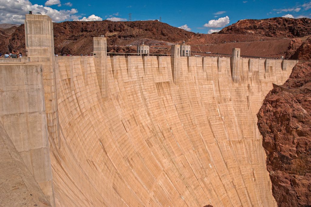 Der Hoover Dam in der Frontansicht.