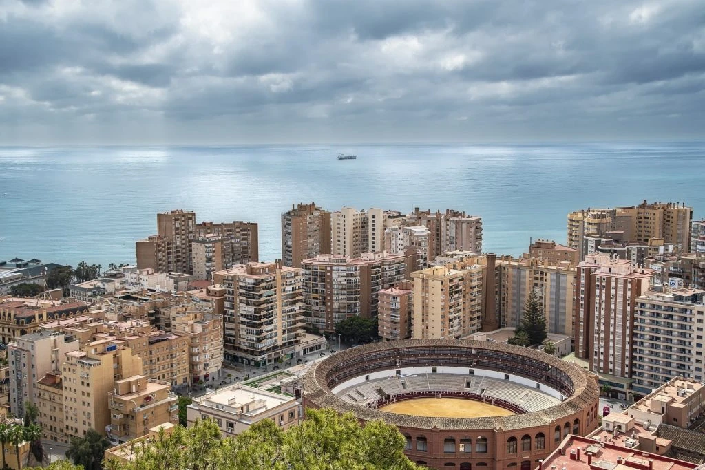 Malaga mit dem Meer im Hintergrund. 