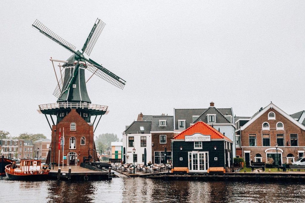 Windmühle und Häuser am Wasser 