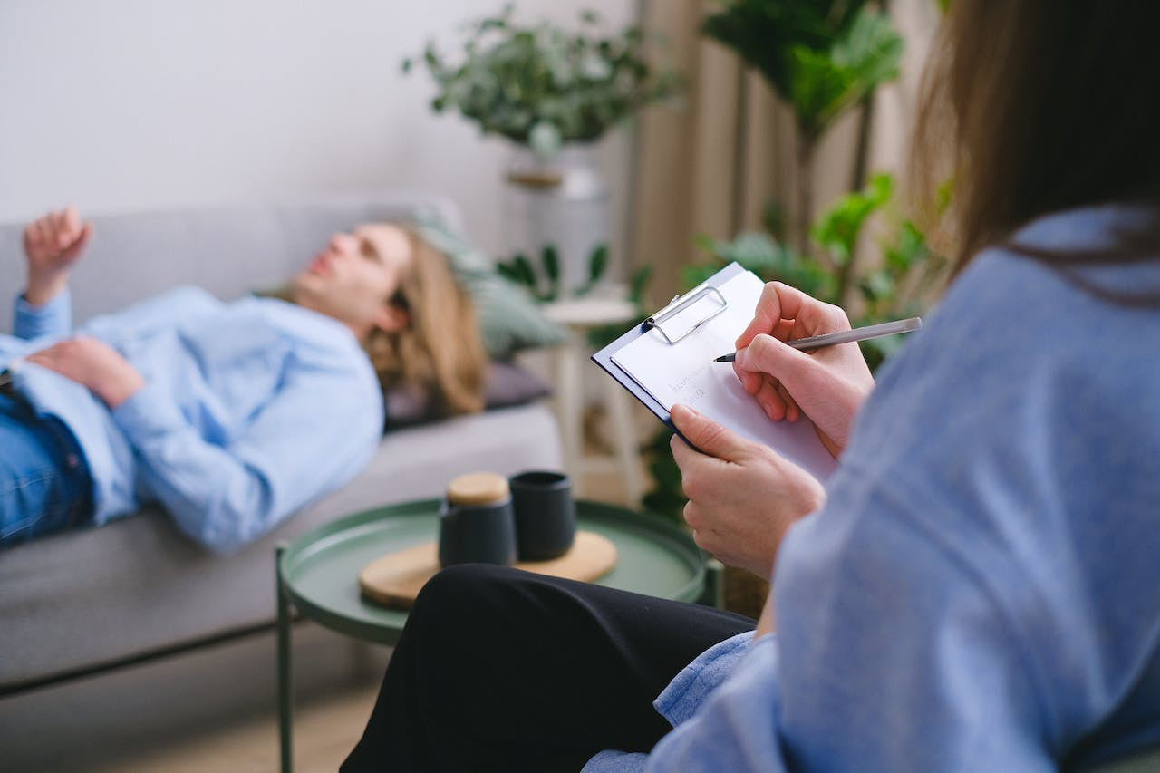 Eine Person im Gespräch mit einem Psychologen