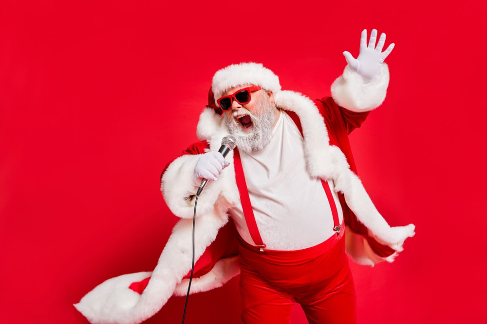 Aufnahme eines singenden Weihnachtsmanns mit einem Mikrofon.