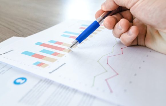 Eine Person analysiert Umsatzdaten