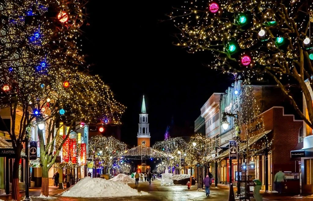 Aufnahme einer bunt geschmückten Einkaufsstraße zu Weihnachten.