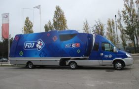 Ein Auto mit FDJ Werbung