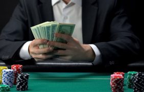 Phil Hellmuth an einem Pokertisch