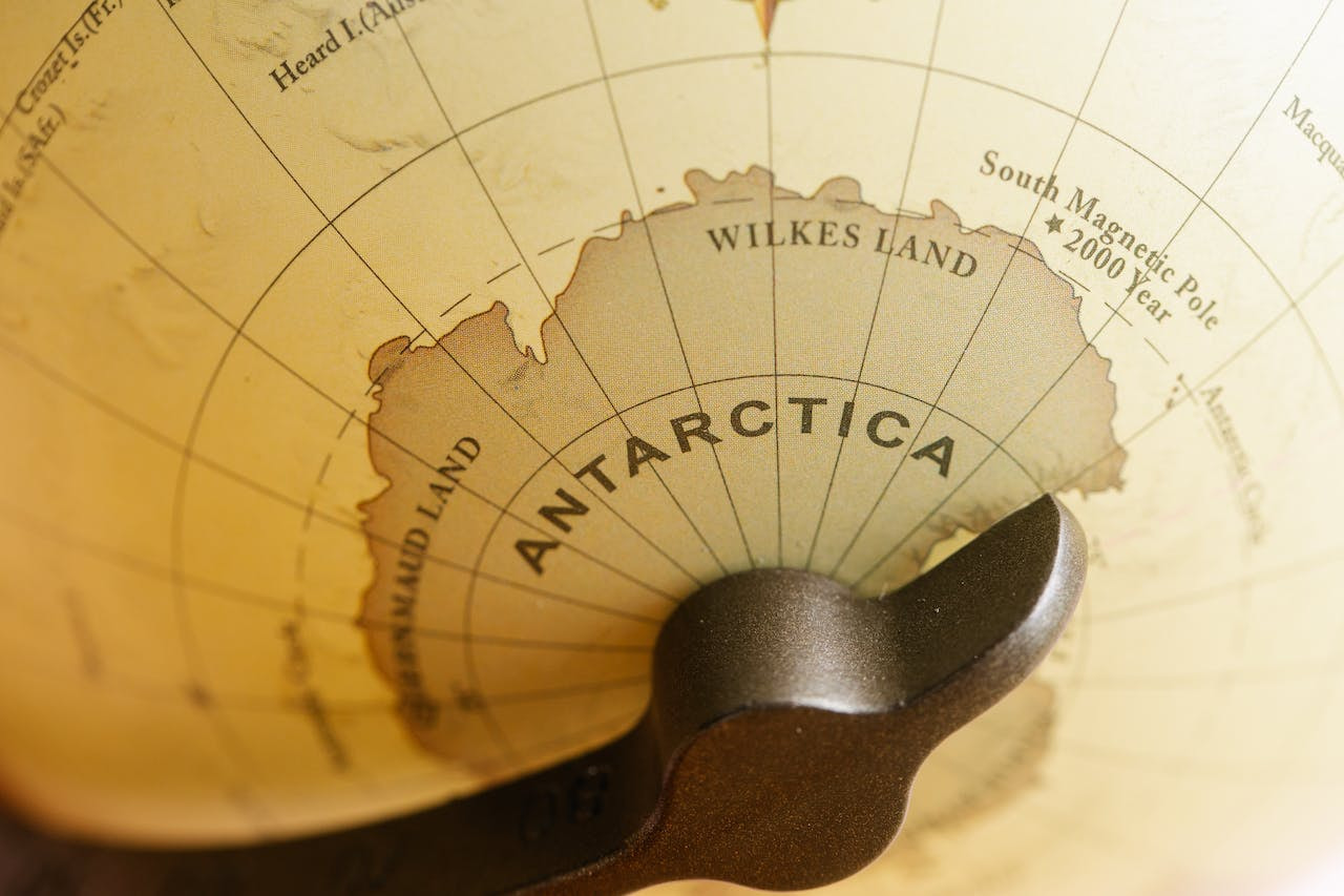 Ein Globus, der die Antarktis zeigt