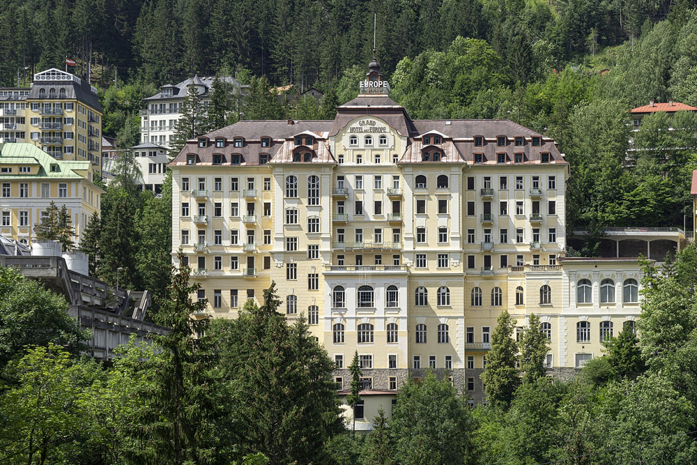 Luftaufnahme des Grand Hotel de l’Europe in Bad Gastein.