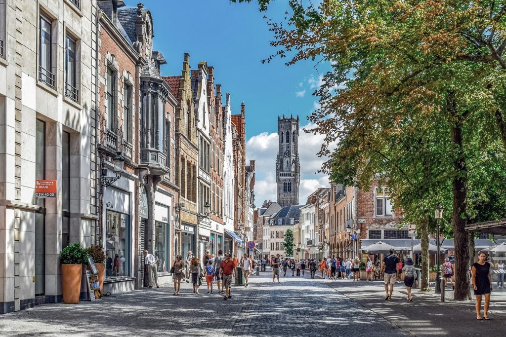 Aufnahme einer belebten Einkaufsstraße in Belgien.