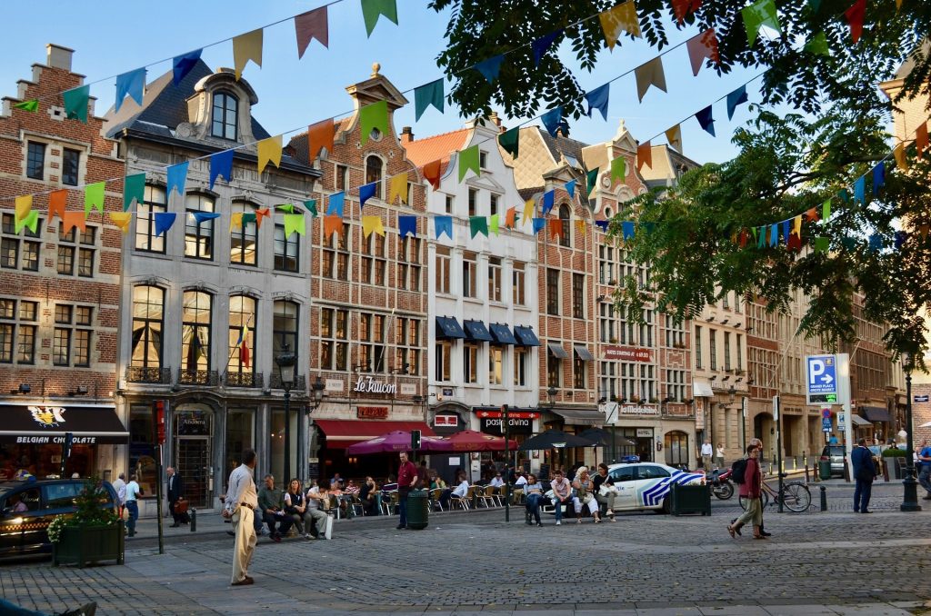 Aufnahme einer belebten Einkaufsstraße in Brüssel, Belgien.