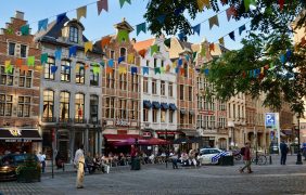 Aufnahme einer belebten Einkaufsstraße in Brüssel, Belgien.
