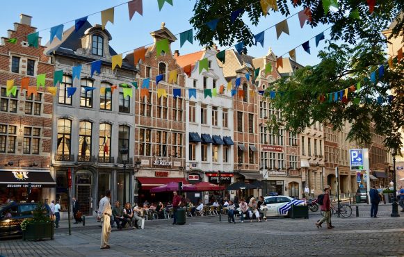 Aufnahme einer belebten Einkaufsstraße in Brüssel, Belgien.