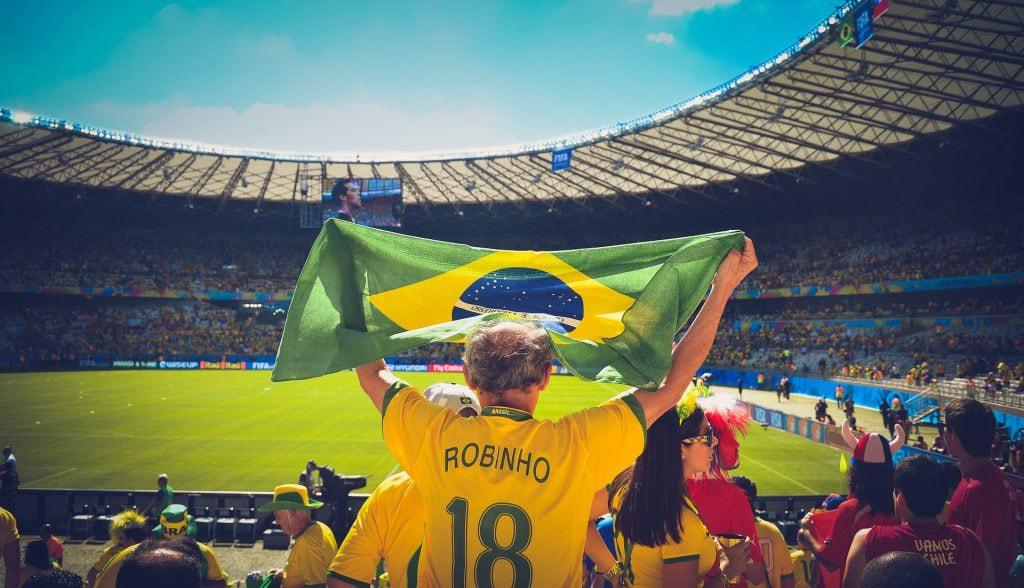 Aufnahme eines brasilianischen Fans in einem Fußballstadion.