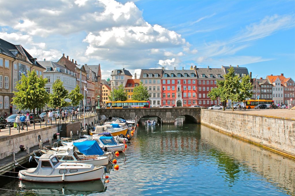 Aufnahme eines Kanals in Kopenhagen, Dänemark.