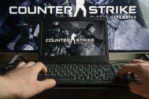 Counter Strike auf einem Laptop