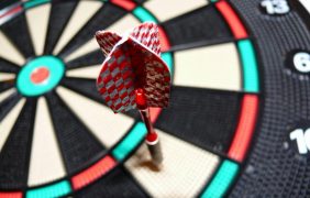 Dartpfeil in einer Scheibe