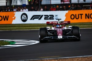 Formel 1 Wagen auf einer Rennstrecke 