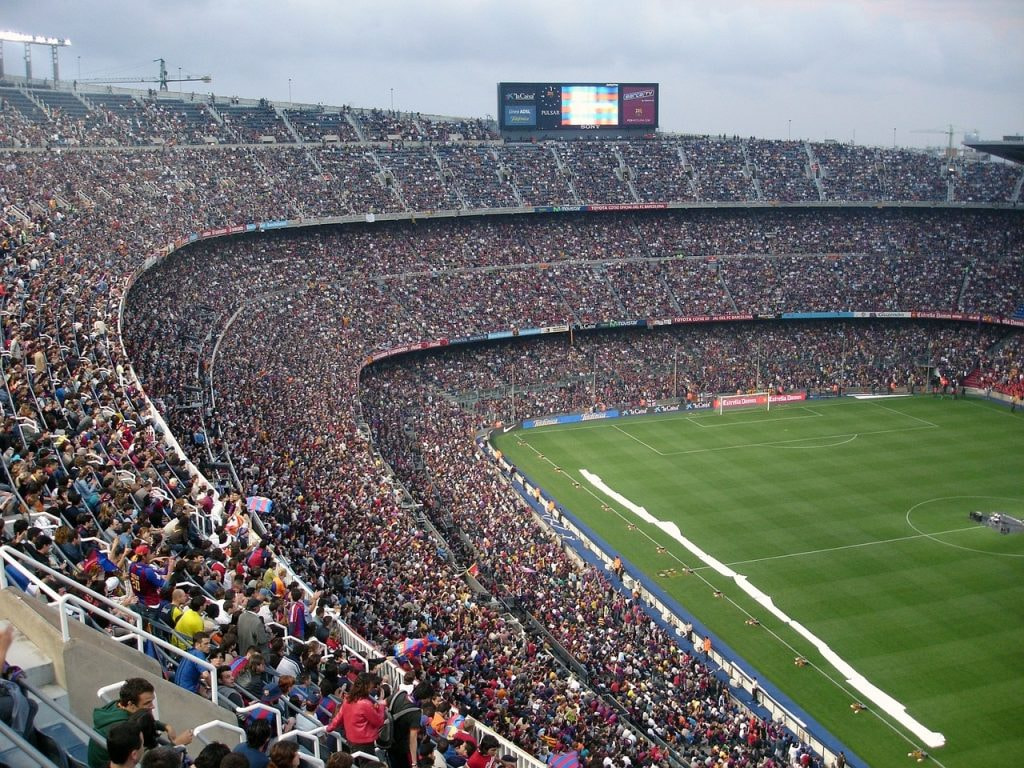 Aufnahme eines ausverkauften Fußball-Stadions.