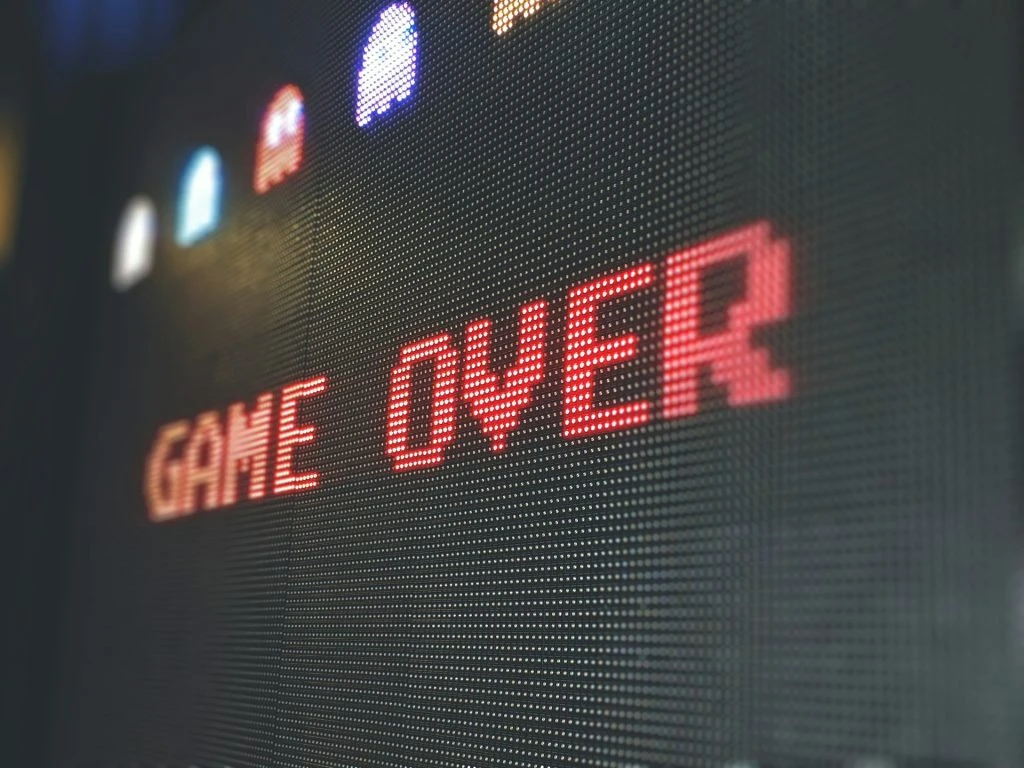 Arcade-Game, das “Game over” zeigt