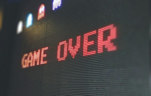 Arcade-Game, das “Game over” zeigt