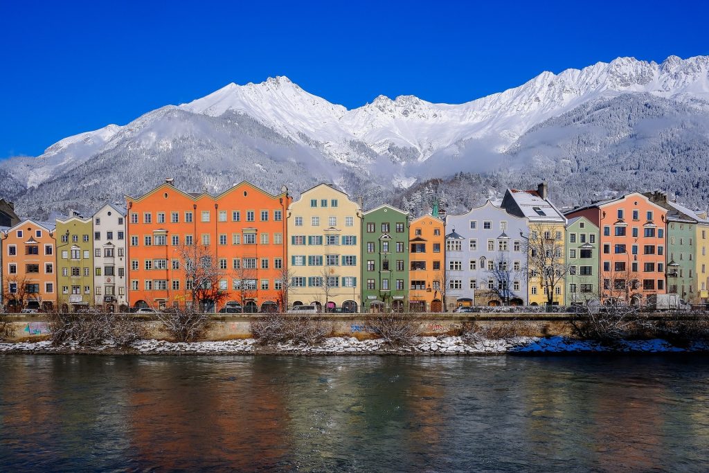 Aufnahme von Innsbruck und den Bergen über der Stadt.