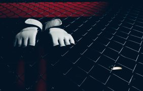 Hände hinter Gittern