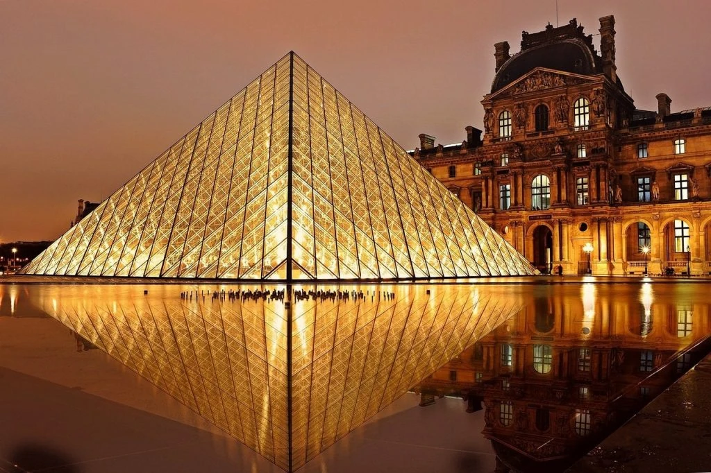 Aufnahme des Louvre in Paris bei Nacht.