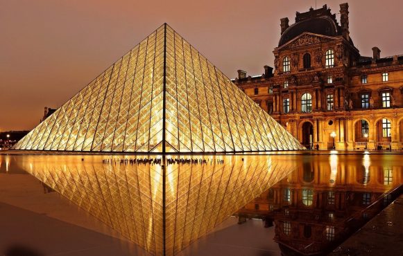 Aufnahme des Louvre in Paris bei Nacht.