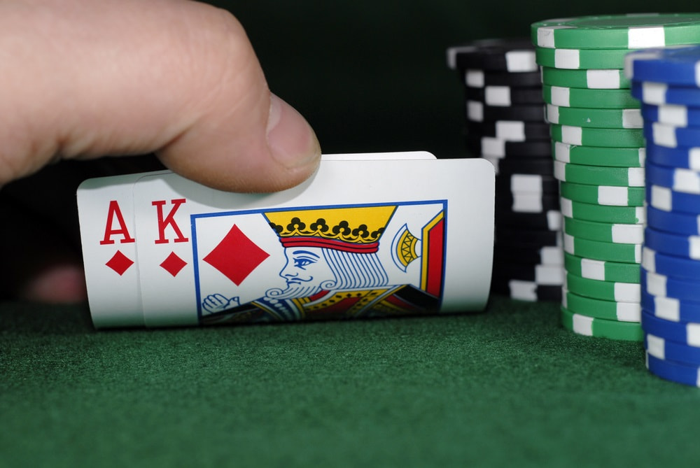 Pokerkarten und Pokerchips auf einem Pokertisch.