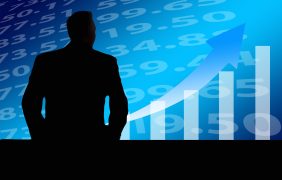 Schatten eines Mannes vor einer steigenden Grafik