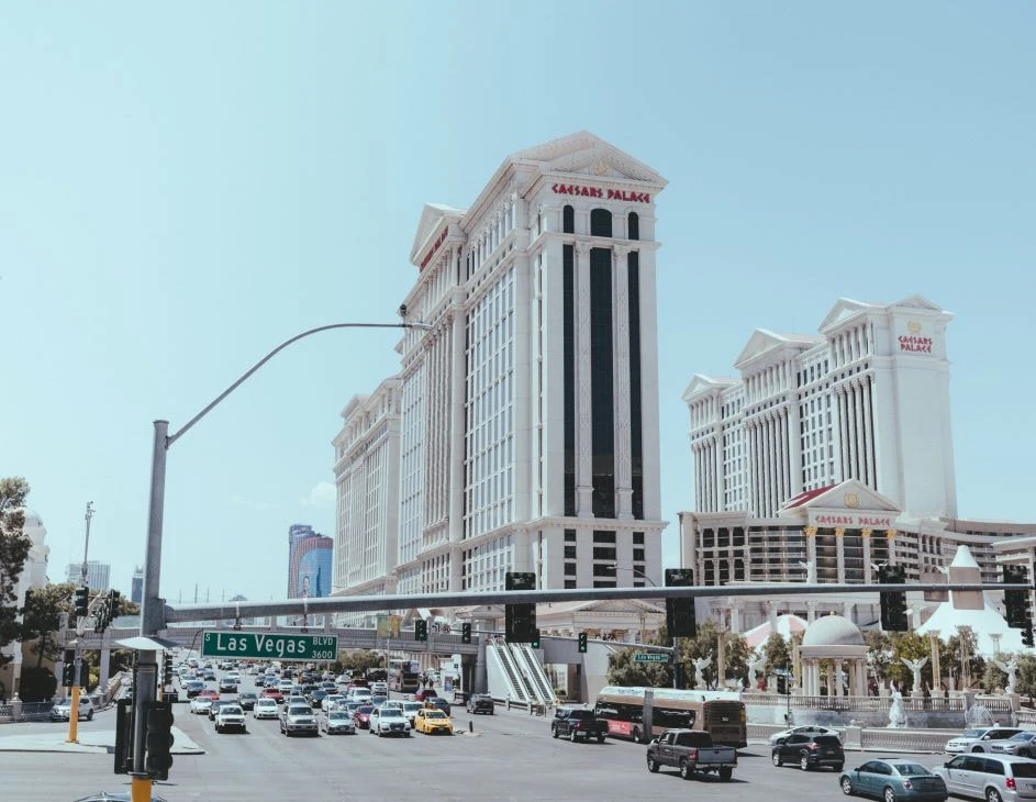 Das Caesars Palace Hotel & Casino von der Straße aus fotografiert.