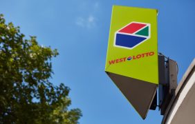 WestLotto Logo an einem Gebäude