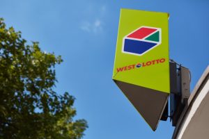 WestLotto Logo an einem Gebäude 