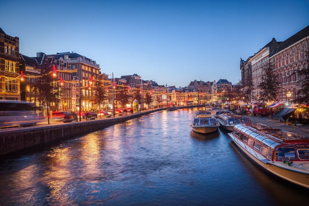 Aufnahme eines Kanals in Amsterdam, Niederlande.